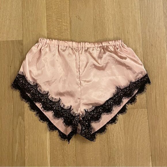Silky pink pajama shorts with black lace from Shein - Picture 4 of 5
